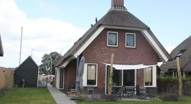 Коттедж Villa in Friesland with Jetty and Fenced Garden