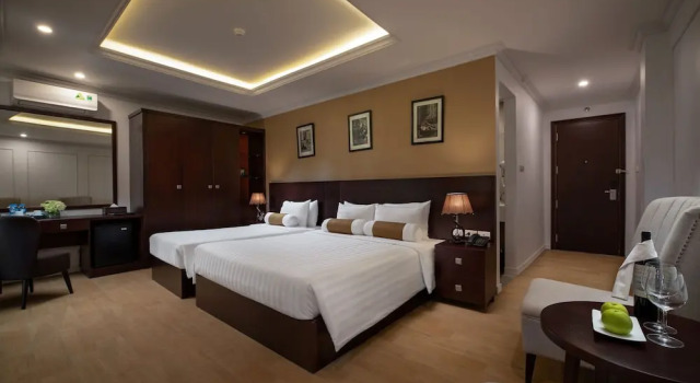 Трёхместный номер Standard с балконом Hanoian Central Hotel & Spa