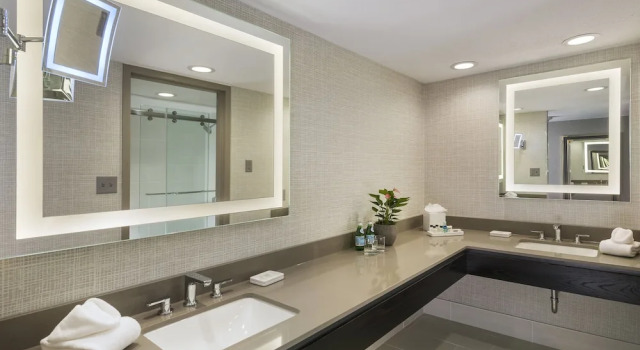 Четырёхместный номер Premium Crowne Plaza Providence-Warwick  by IHG