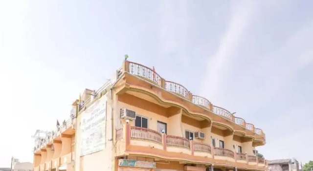 Hotel Arsh Plaza, Rezerwuj Hotel Hotele w Rajula z parkingiem, Parking