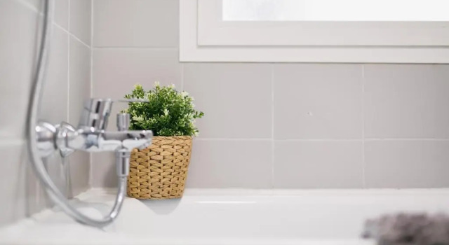 Апартаменты Lets Holidays White Apartment with Terrace, AC & Parking, Near Beach