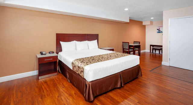 Двухместный номер Standard Travelodge by Wyndham Harbor City