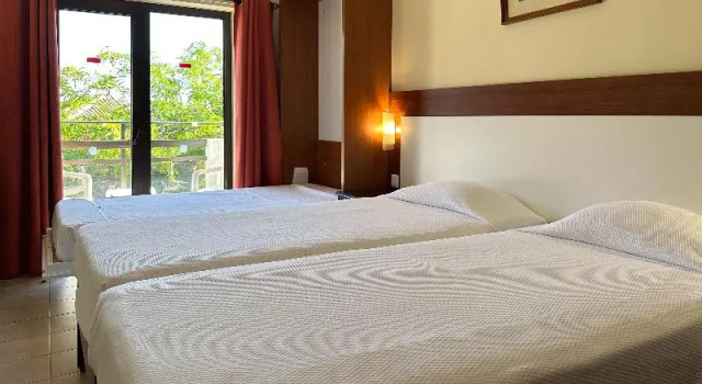 Трёхместный номер Standard с балконом и с видом на море Hotel Avenida Praia