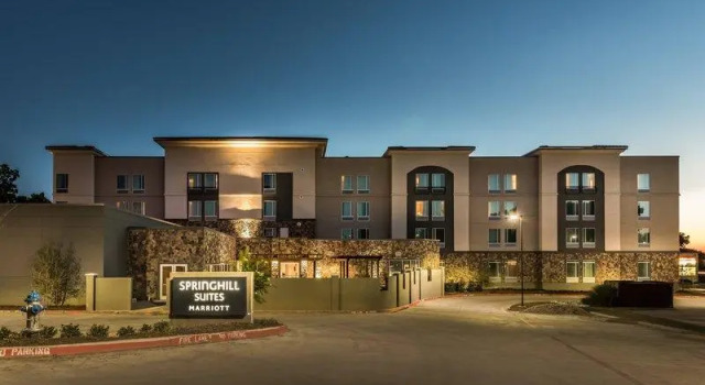 Кровать в общем номере SpringHill Suites by Marriott Dallas Rockwall