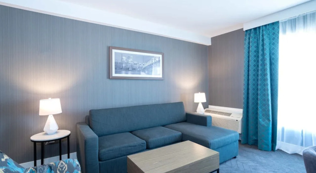 Двухместный люкс Grand Sandman Signature Calgary Airport Hotel