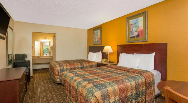Четырёхместный номер Standard Days Inn by Wyndham Chester