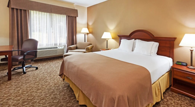 Comfort Inn & Suites Brevard North, Забронировать Отель Бревэрд Северная Каролина