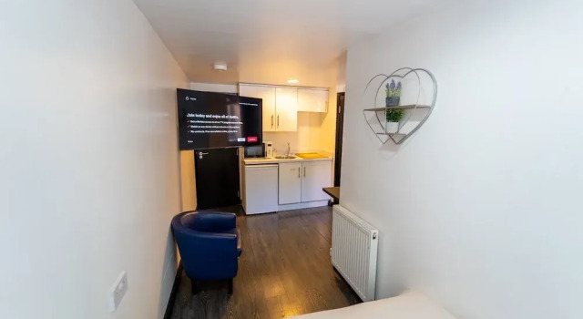 Студия STAYSA Equipped studios near QE and UOB in GuestHouse close to the city!