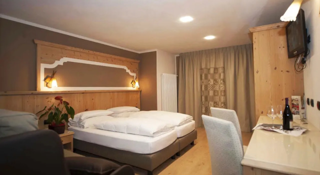 Четырёхместный номер Comfort с балконом Hotel Amerikan