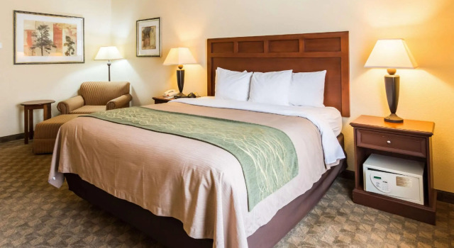 Двухместный люкс Baymont Inn & Suites by Wyndham Glen Rose