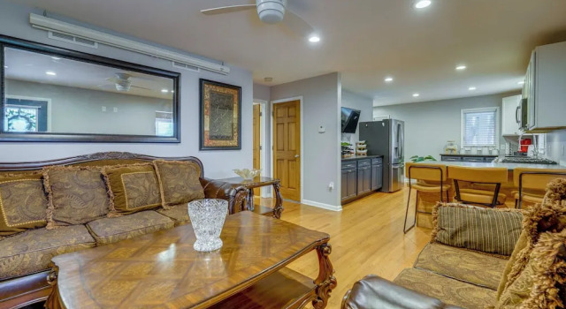 < 1 Mi to Oakland University: Cozy Retreat w/ Yard, Забронировать Дом для отпуска Коттеджи Оберн-Хиллс, Коттедж