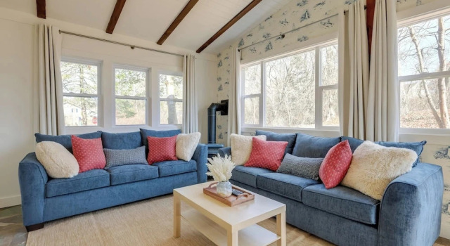Steps to Beaches & Main Street: Hyannis Retreat, Забронировать Дом для отпуска Хайаннис Полуостров Кейп-Код
