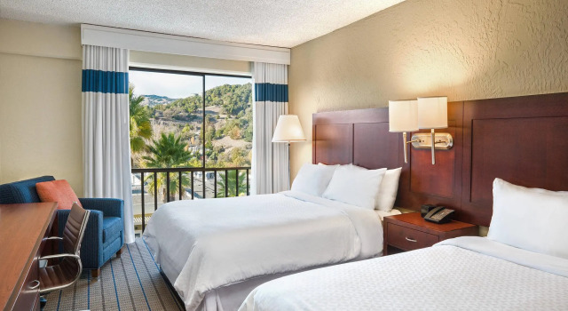 Четырёхместный номер Deluxe Marin Hilltop Hotel