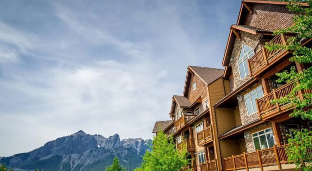 Spacious 3BR 2BA Penthouse with Mountain Views