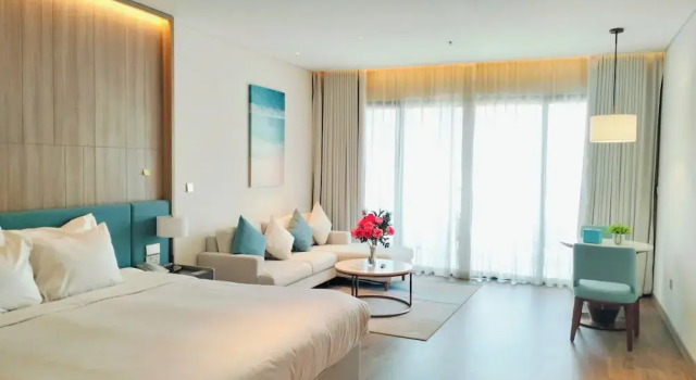 Студия с балконом и рядом с пляжем Alacarte Ha Long Bay Residence by Dos Studio