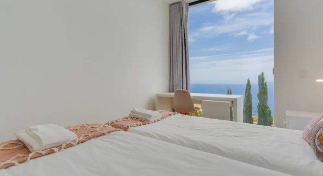 Cristiano Ronaldo Airport View, Boek Villa Santa Cruz Madeira