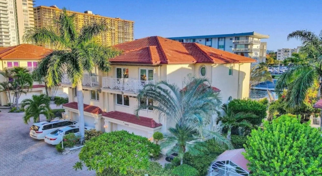 518 Massive Waterfront Home With Pool!, Varaa Lomakoti Huvilat kohteessa Florida, Villa