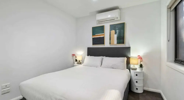 Comfortable 2BR Retreat With Balcony & Parking, Varaa Huoneisto  