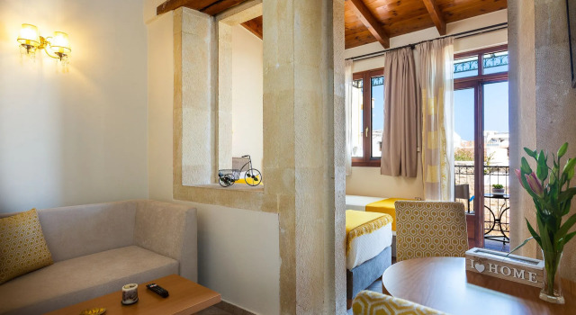 Люкс с балконом и с видом на бассейн Phaedra Suites
