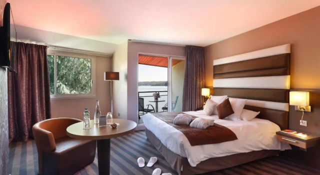 Двухместный номер Standard с видом на озеро Hôtel du Golf de lAilette, The Originals Relais