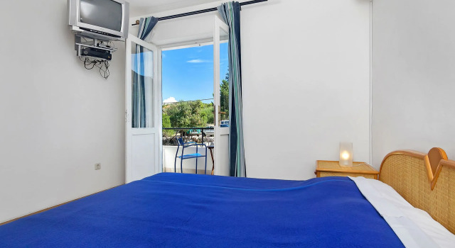 Room Ana - 5 m from beach: R11-24 Cove Pokrivenik, Island Hvar