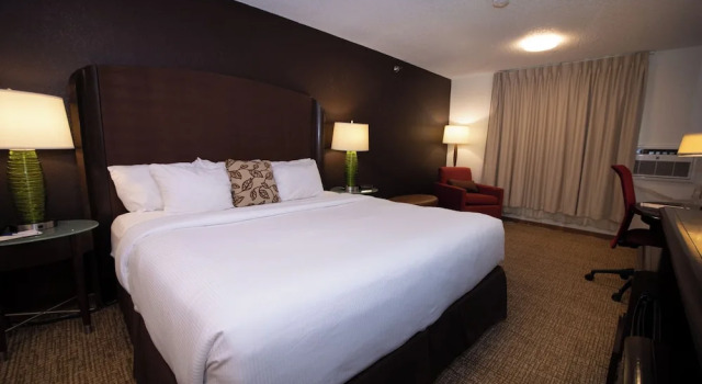 Двухместный люкс Alliance Hotel & Suites, a Howard Johnson by Wyndham