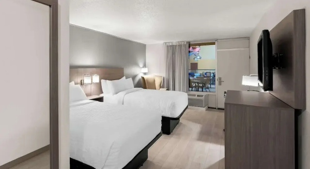 Четырёхместный люкс Clarion Inn and Suites Convention Center Kearney