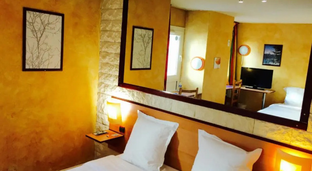 Номер Comfort Hôtel Bosquet Pau Centre - Self Check In Budget Hotel