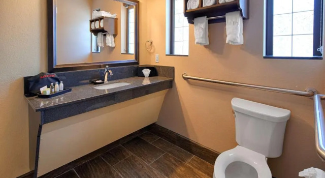 Люкс Deluxe Best Western Plus Emerald Inn & Suites
