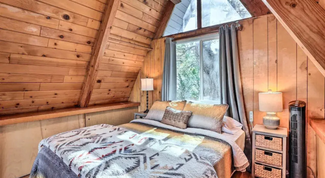 Cozy A-Frame w/ Hot Tub Near Arrowbear Lake, Забронировать Дом для отпуска Раннинг Спрингс San Bernardino Mountains