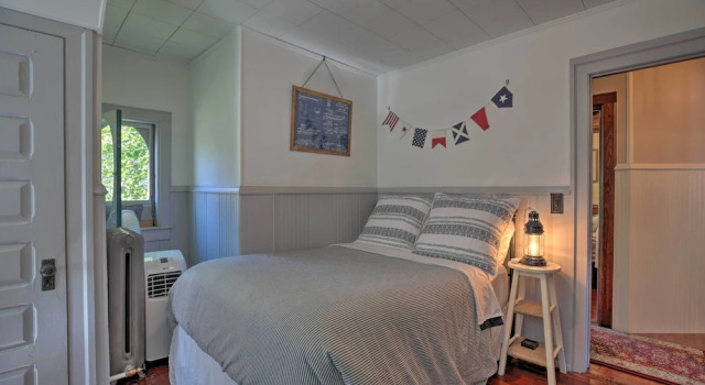 Luxe Lake Geneva Retreat in Downtown!, Забронировать Отель Отели Лейк-Дженива с парковкой, рядом с Винодельня Studio Winery, Парковка