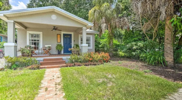 Central Point Tampa Home W/ Outdoor Lounge!