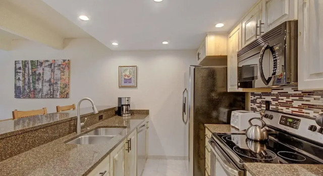 Wheeler House Spacious East Village Condo, Easy Walk to Super Bee - WH104 by Redawning