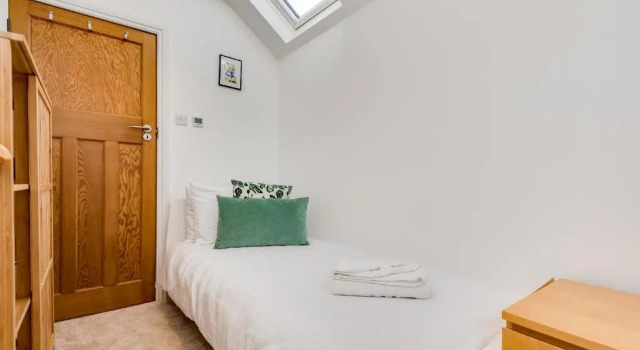 Charming 3 Bedroom House garden & parking - next to CS Lewis Nature Reserve