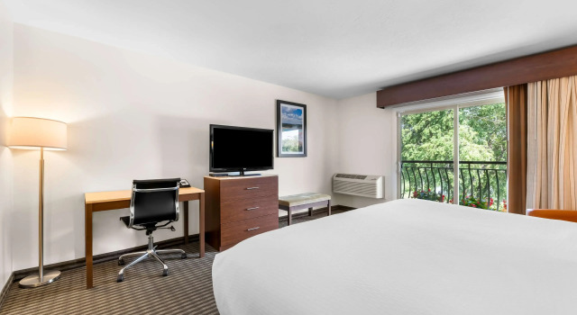 Двухместный номер Standard с балконом и с видом на реку Best Western Driftwood Inn