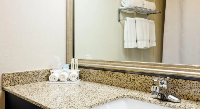 Четырёхместный номер Standard Holiday Inn Express Hotel & Suites Port Clinton-Catawba Island by IHG