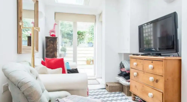 2 Bedroom Apartment With Garden in Ladbroke Grove