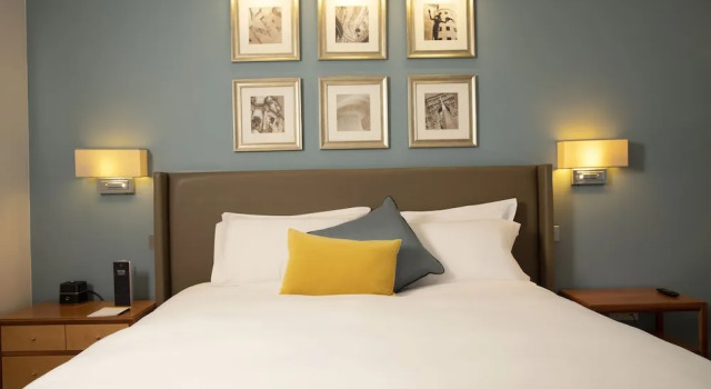 Двухместный номер с мини-холодильником Standard с балконом voco St. Davids Cardiff by IHG
