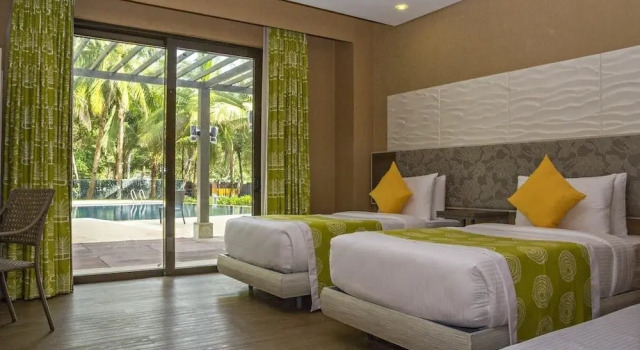 Люкс с видом на бассейн Camaya Coast Hotel