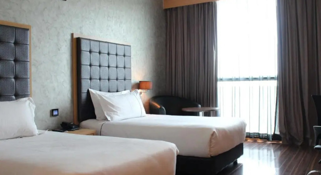 O podwyższonym standardzie dwuosobowy pokój Symphony Suites Hotel