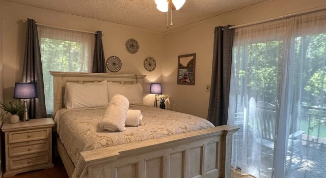 Humble Hideaway - Inviting Lakefront Home With Firepit, Balcony & W/D - Dog-friendly, Book Feriehus Sommerhuse i Virginia, Hytte
