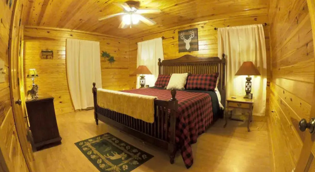 Beautiful Cabin w hot tub Sauna Pool Table