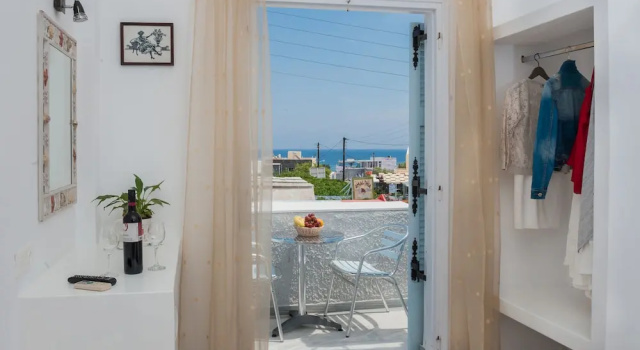 Трёхместный номер Comfort с балконом и с видом на море Join Us Low Cost Rooms