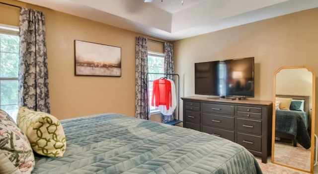 Charming Arkansas Retreat w/ Deck, Near Downtown!, Varaa Lomakoti Fayetteville 