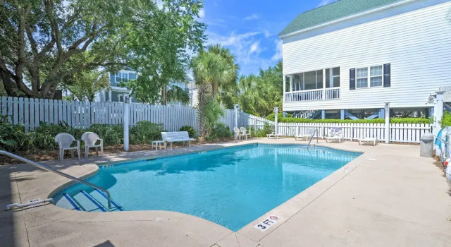 Steps to Pool & Ocean: Surfside Beach Home Base!, Забронировать Дом для отпуска Коттеджи Южной Каролины, Коттедж