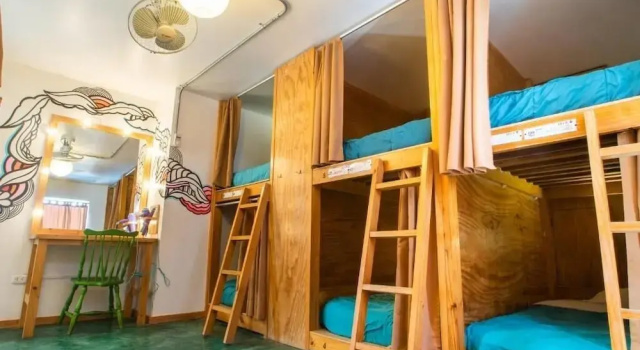 Postel ve společném pokoji pro ženy a výhledem Kokopelli Hostel Paracas