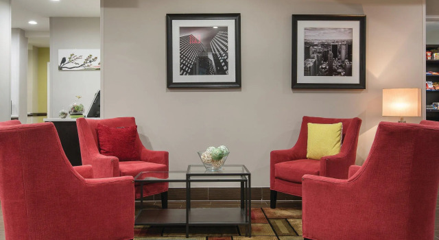 La Quinta Inn & Suites Brooklyn East, Забронировать Отель Краун-Хайтс Бруклин, рядом с Центр культурного наследия Уиксвилла