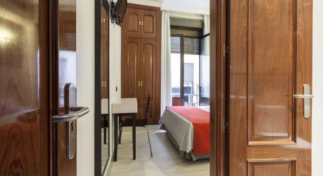Hostal Castilla I - Atocha, Rezervovat Hostel Hostely v Madrid, poblíž Historická budova Edificio Grassy, Hostel