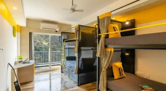 Кровать в общем номере с балконом и с красивым видом из окна The Hosteller Bam Rishikesh - Poshtel
