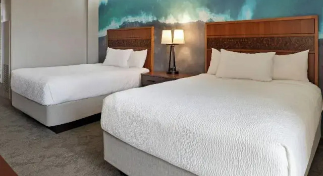Четырёхместный номер Standard с балконом и с красивым видом из окна Courtyard by Marriott King Kamehamehas Kona Beach Hotel